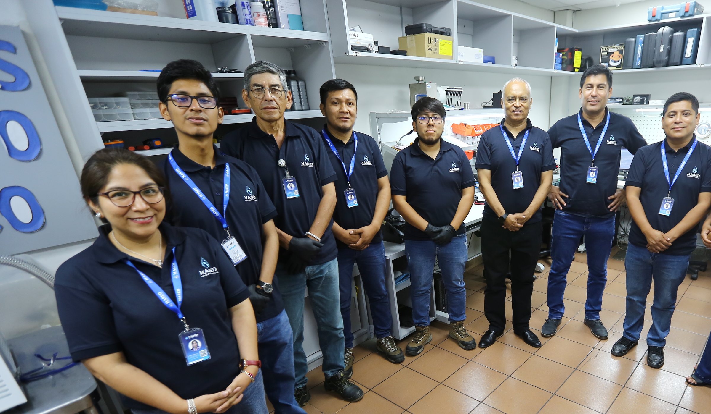 Equipo de Mased Representaciones SAC reunido en el taller de servicio técnico de la sede de Lima