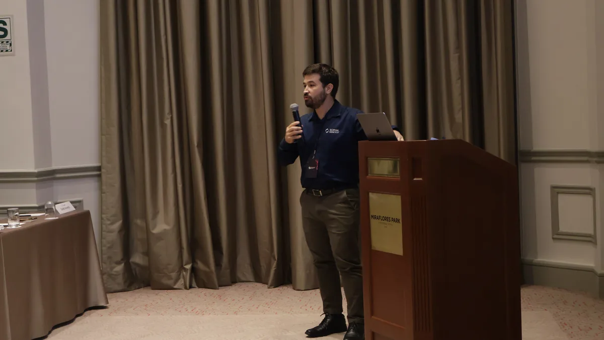 Ponente durante una de las conferencias del GENOMICS INSIGHTS DAY