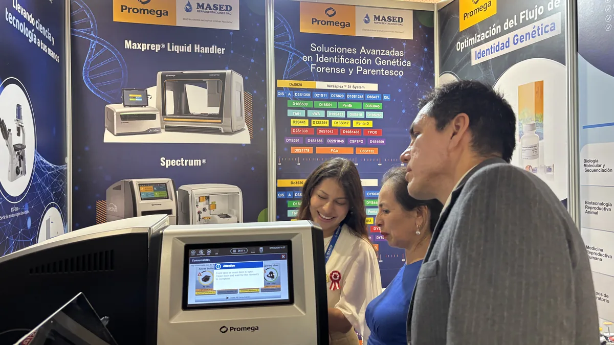 Demostración de equipos Promega para identidad genética en el stand de Mased