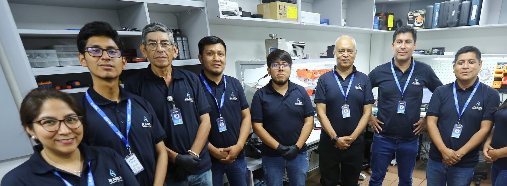 Equipo de Mased Representaciones SAC reunido en el taller de servicio técnico de la sede de Lima